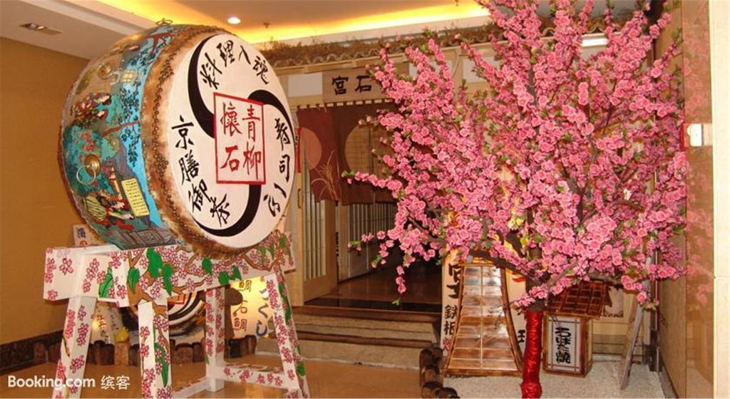 Overseas Chinese International Hotel Qingdao Buitenkant foto