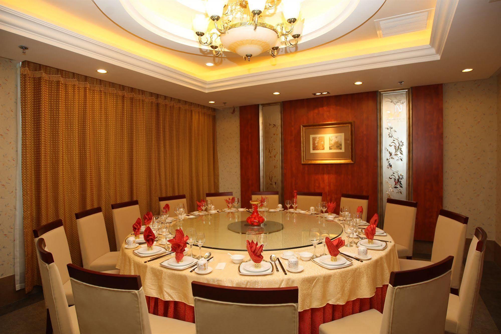 Overseas Chinese International Hotel Qingdao Buitenkant foto