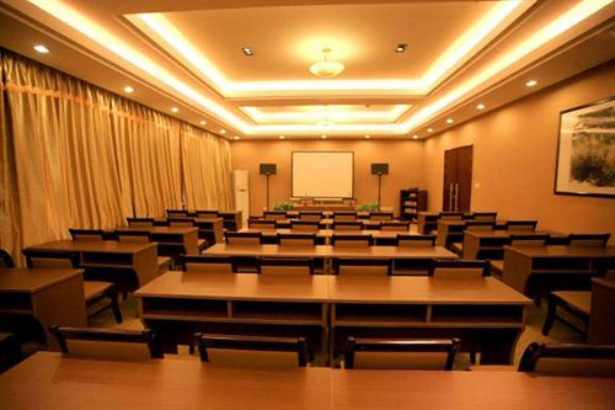 Overseas Chinese International Hotel Qingdao Buitenkant foto